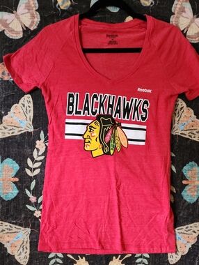 Reebok Women’s Red Blackhawks Graphic V‑Neck Tee. Medium